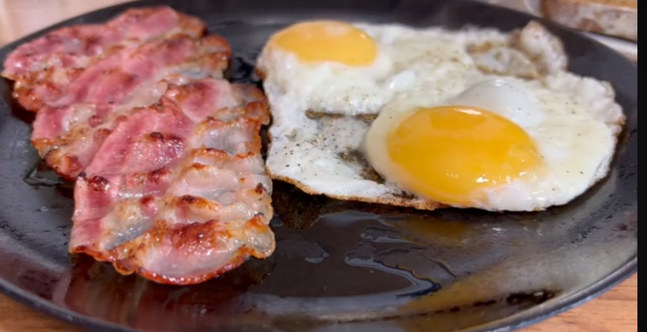 Яєчня з беконом та грибами